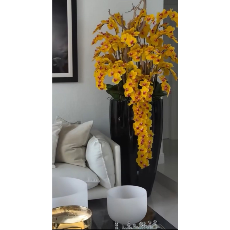 Orchidées blanches en arrangement en cascade.