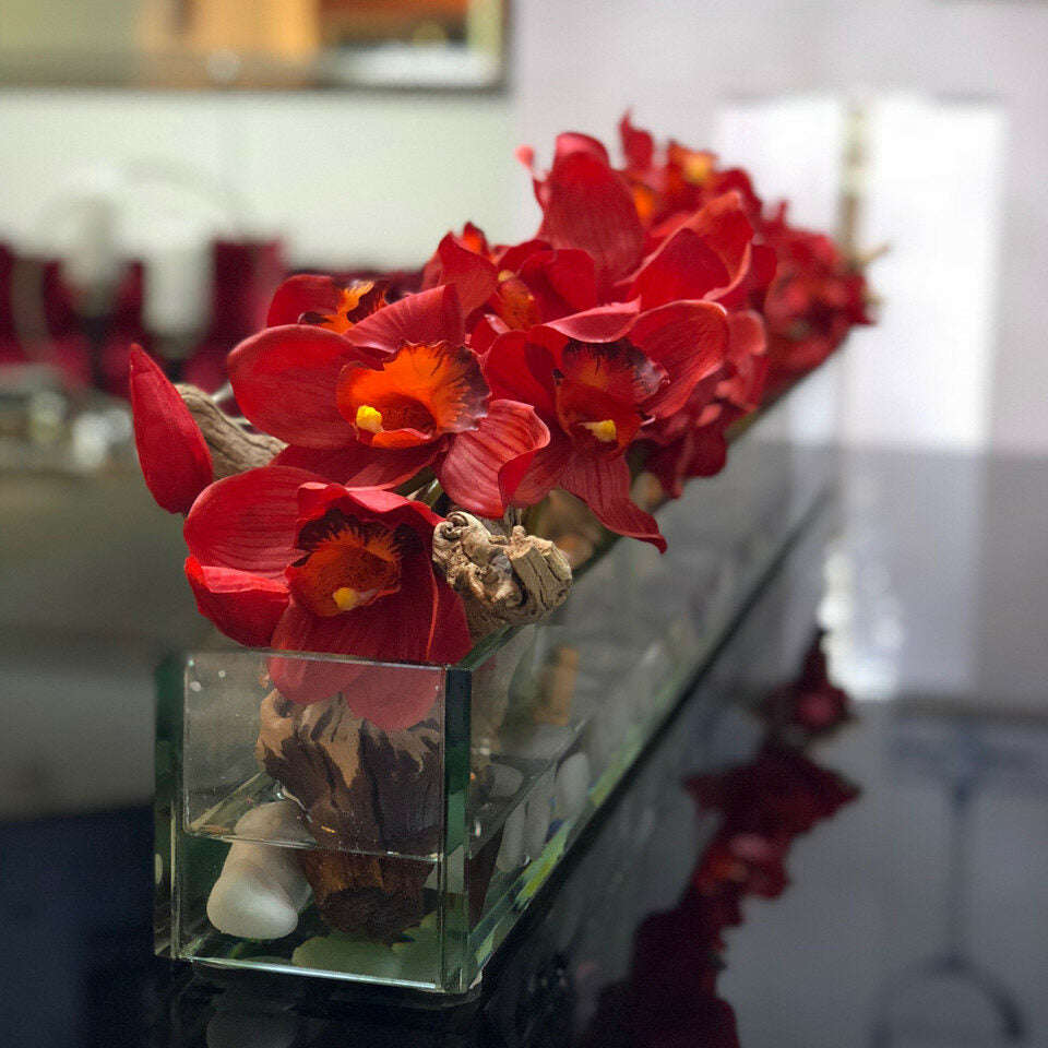 Vase de maison moderne en verre avec Cymbidiums rouges