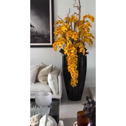 Orchidées blanches en arrangement en cascade.