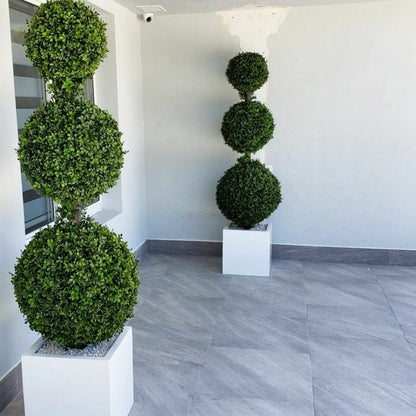 Sculpture en buis à trois boules, taille moyenne.