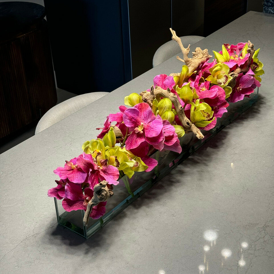 Rosa Vanda-Orchideen und grüne Cymbidien