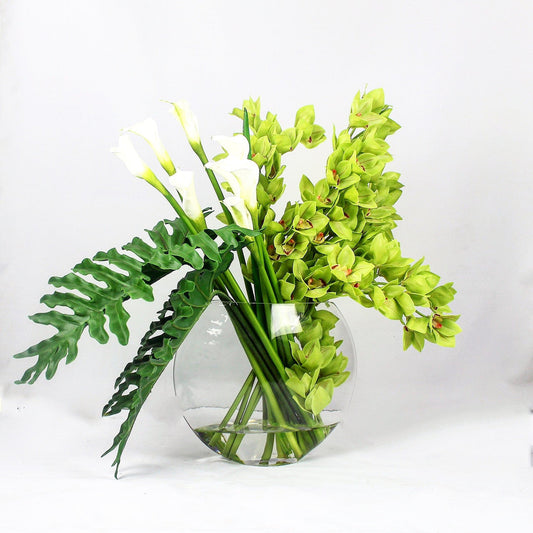 Grüne Cymbidien und Calla-Lilien