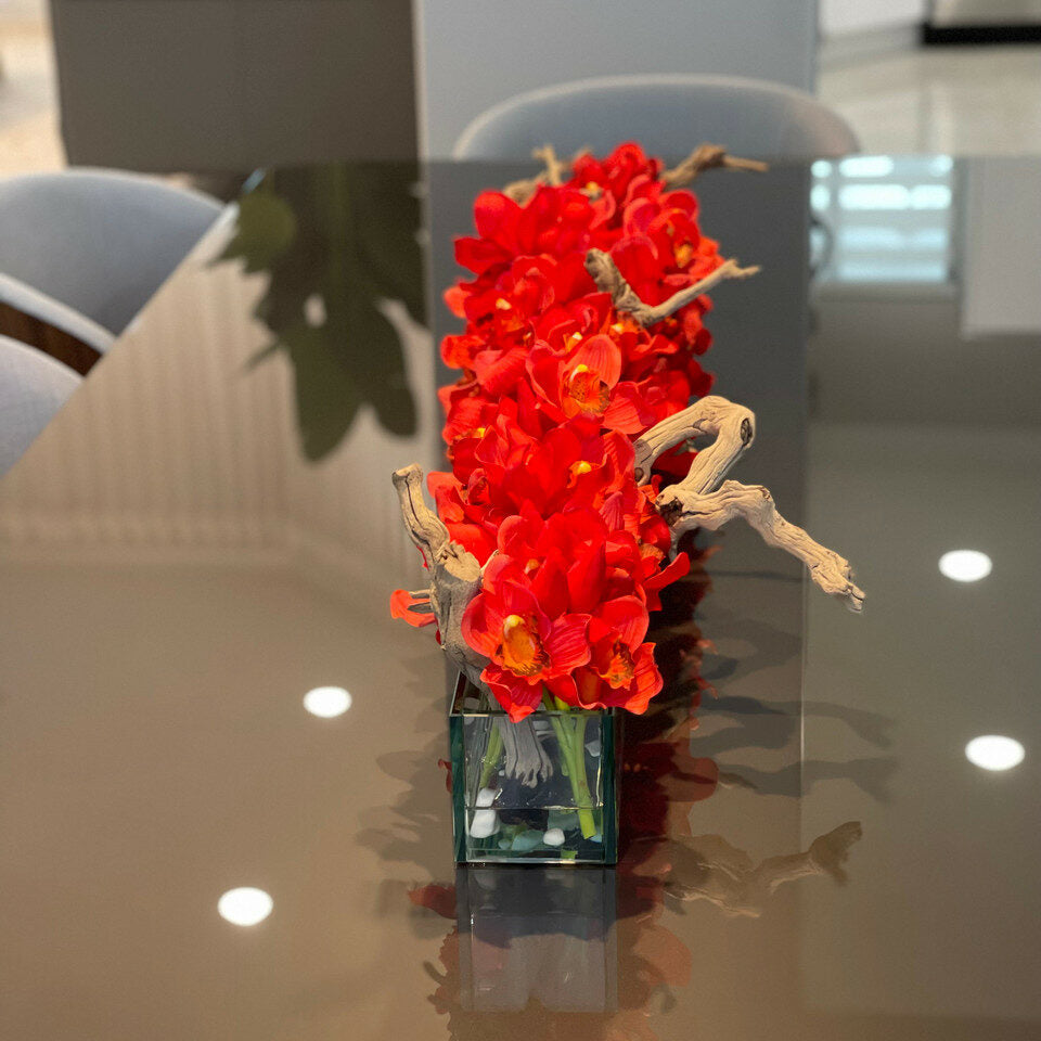 Vase de maison moderne en verre avec Cymbidiums rouges