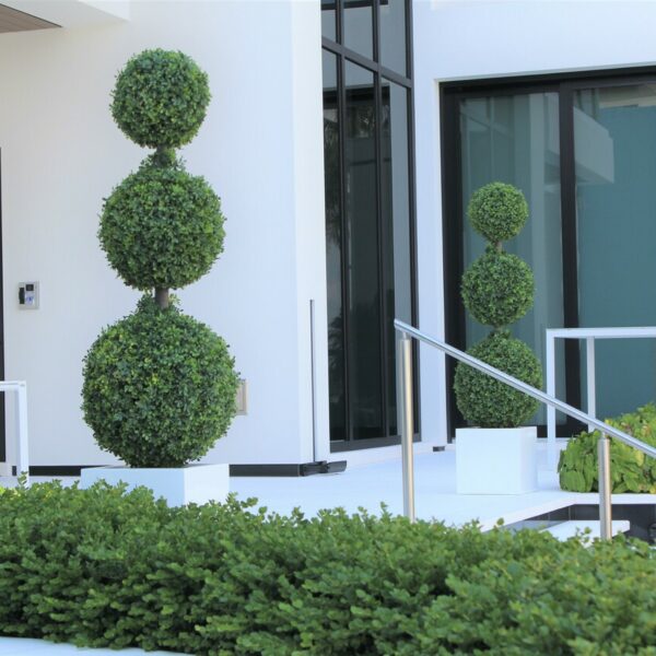 Sculpture en buis à trois boules, taille moyenne.