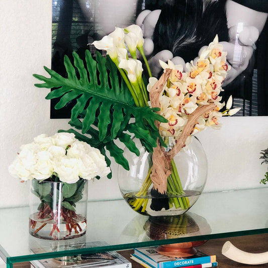 Cymbidium-Orchideen und Calla-Lilien